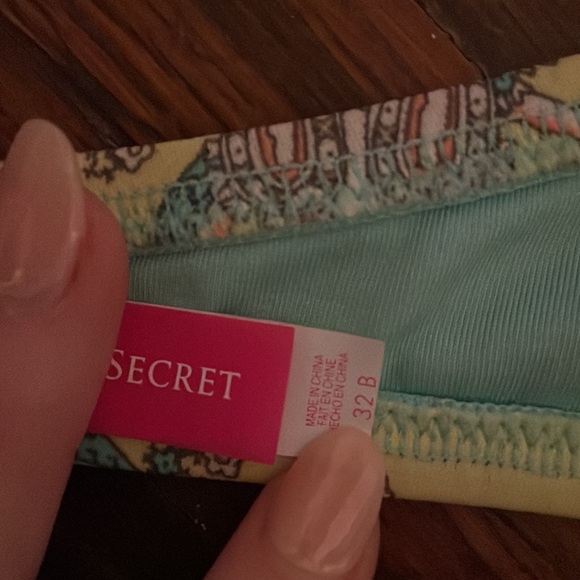 Victoria’s Secret Bathing Suit Top 32B - Picture 3 of 4